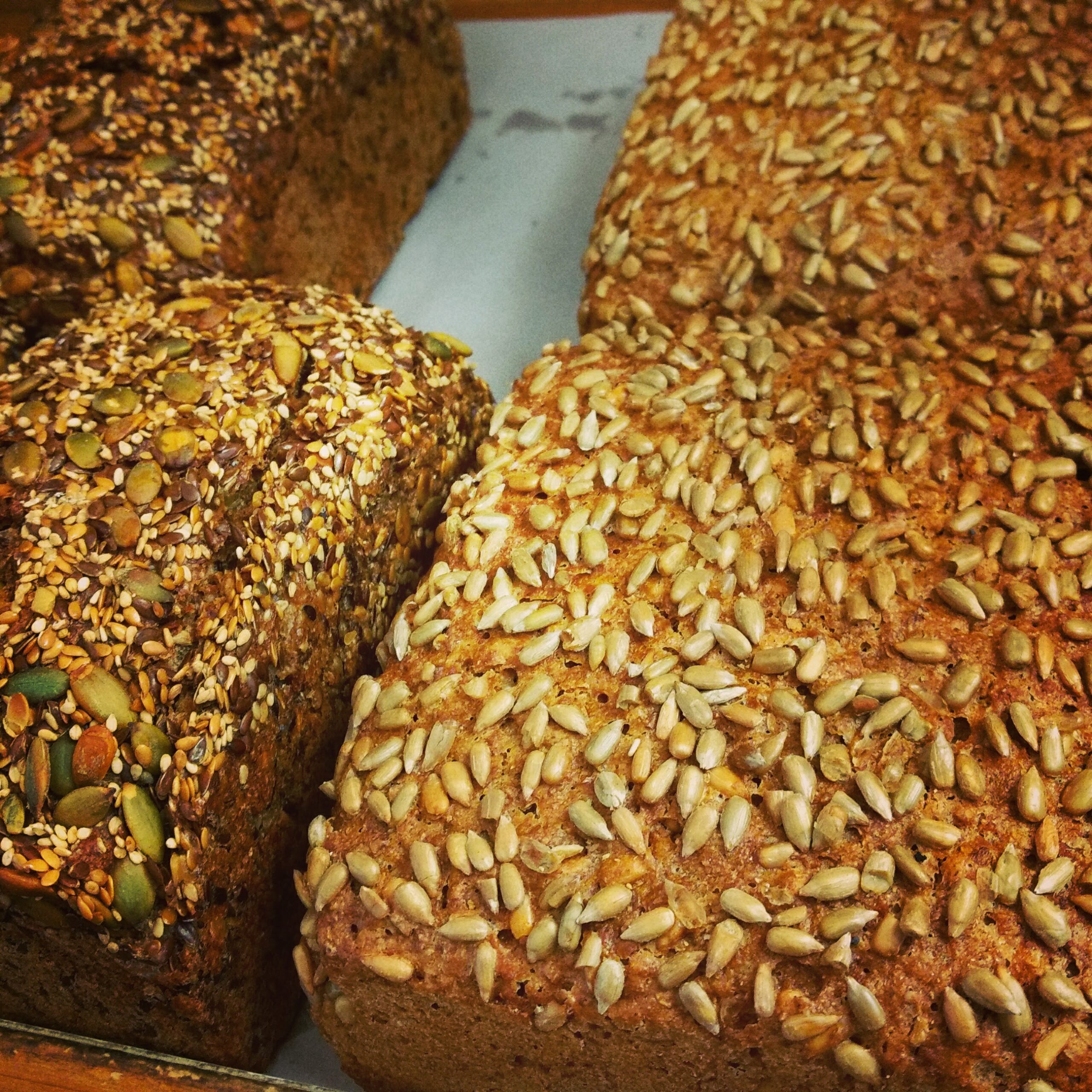 Auswahl an frischem Bio-Brot im Brotregal des BioHofs in Kiel