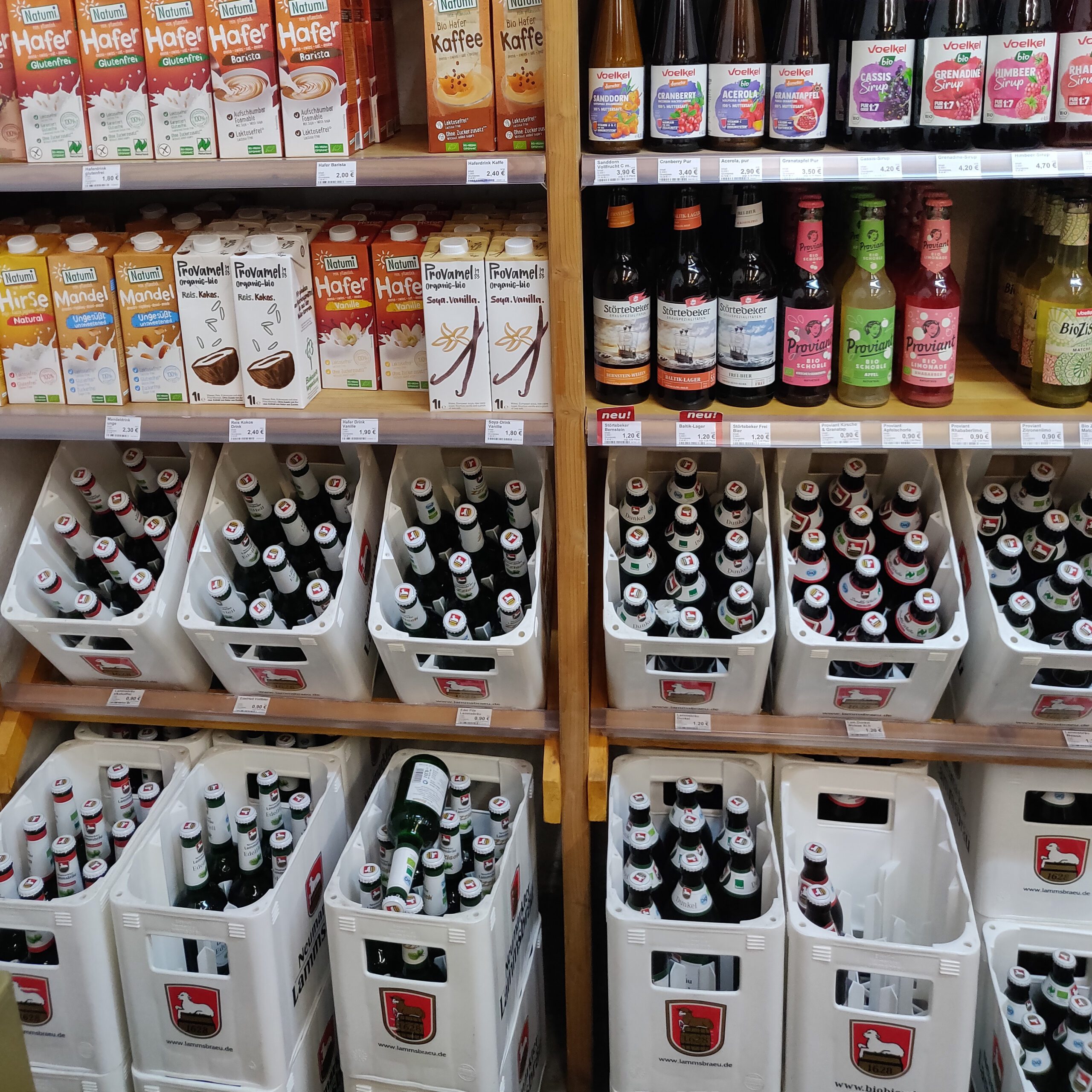 Bio-Getränkeauswahl mit Pflanzenmilch, Säften, Sirup und Bier im BioHof Kiel