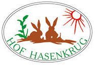 Logo von Hof Rzehak – Schriftzug mit grünem Blattmotiv auf weißem Hintergrund.