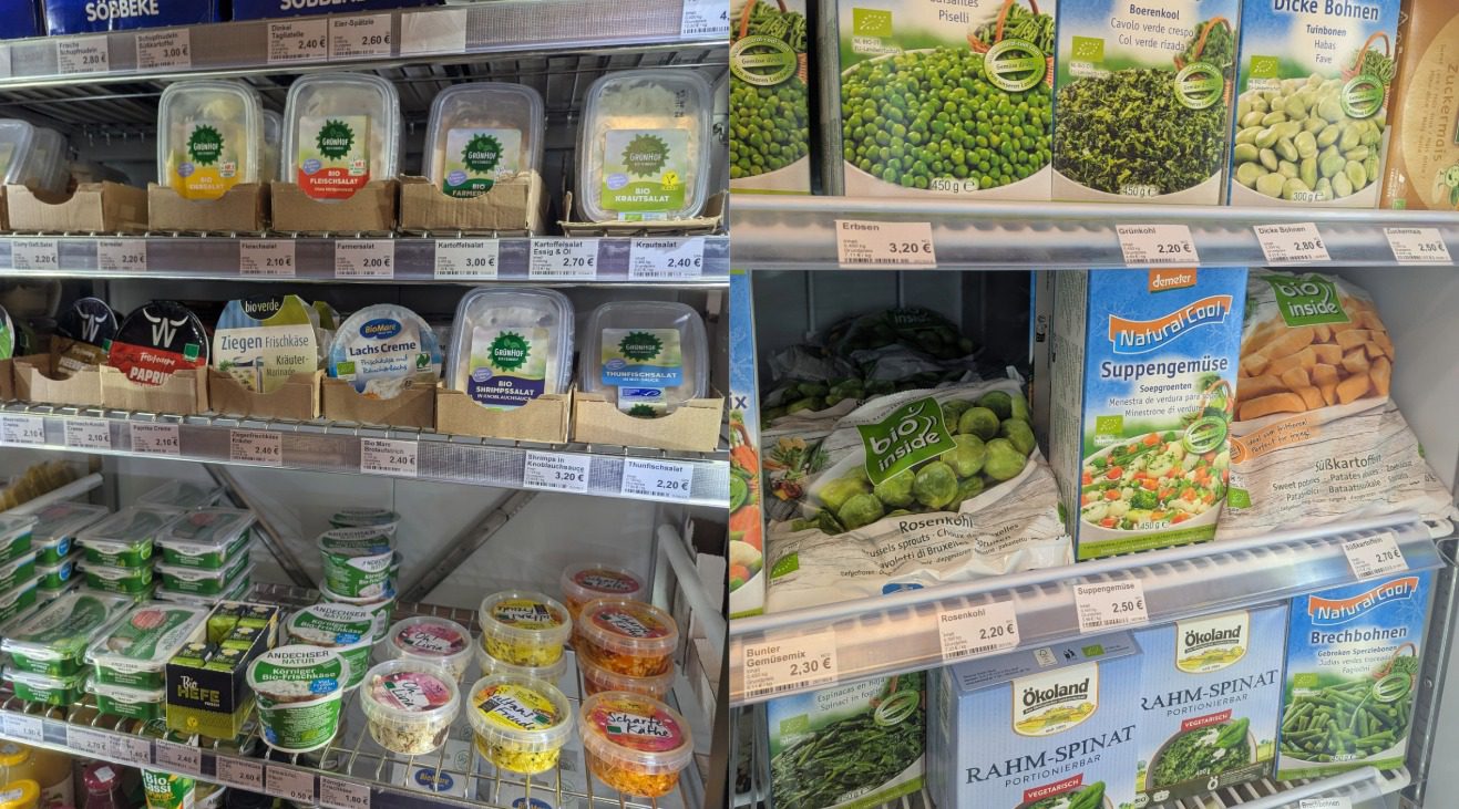 Regal mit saisonalem Bio-Gemüse und Obst im Mitgliederladen des BioHofs in Kiel – bunte Vielfalt in grünen Kästen.