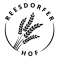 reesdorfer-1-e1784133833311 Logo von „Joldelunder Bio-Backspezialitäten“ in ovaler Form: dunkelblauer Schriftzug „Joldelunder“, darunter grün-blau „Bio-Backspezialitäten“, links davon stilisierte grüne Ähre, eingefaßt von einem hellblauen Ovalsrahmen.