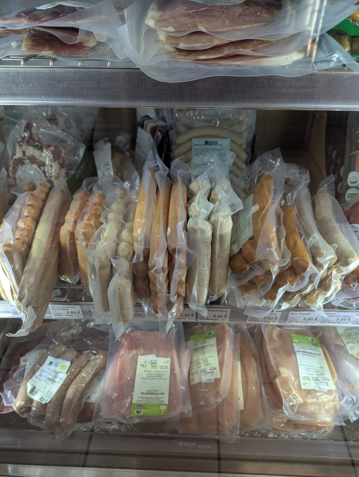 Abgepackte Fleisch- und Wurstwaren in unserem Kühlregal