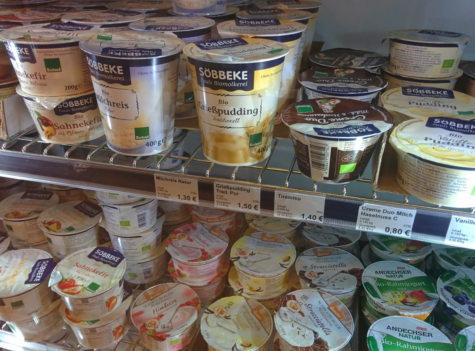 Joghurt, Quark und weitere Milchprodukte in unserem Kühlregal
