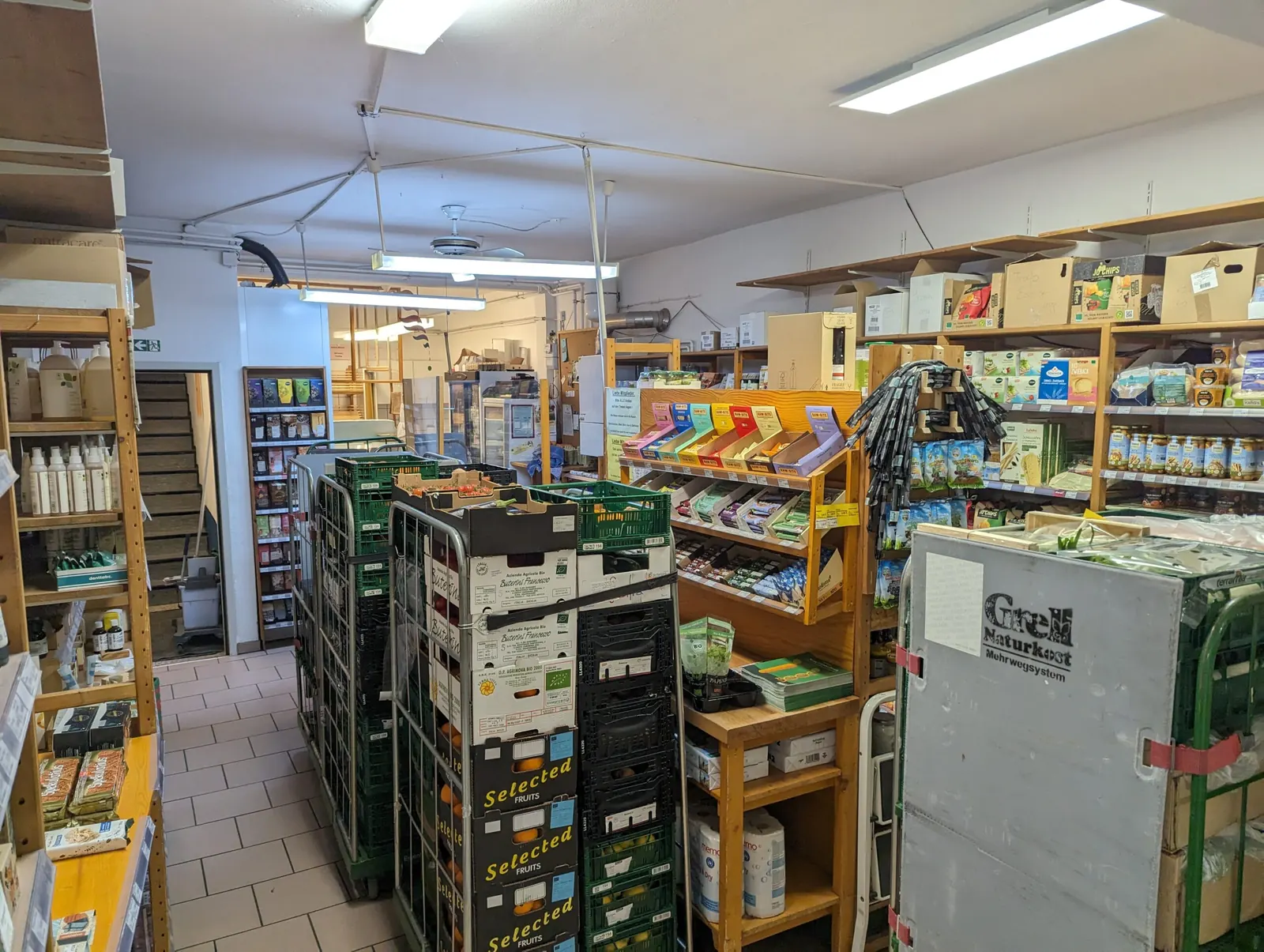 Blick durch den Laden mit frischer Warenlieferung
