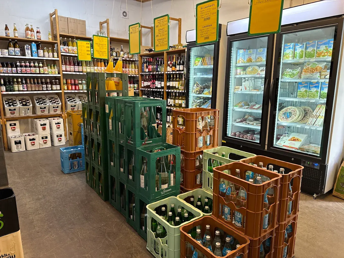 Getränkekisten und Kühlregale im Laden