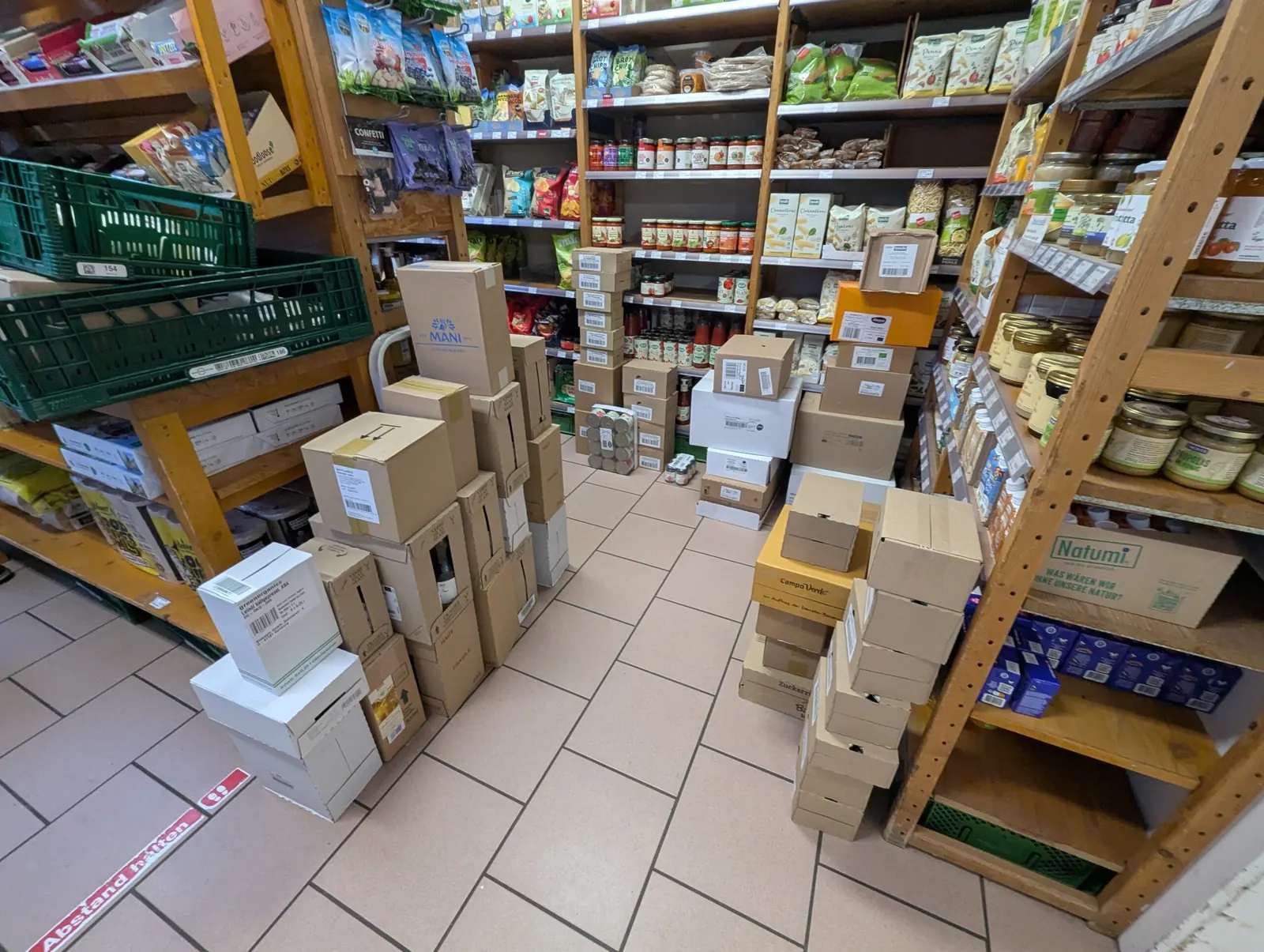 Blick in einen Regalgang während der Warenanlieferung