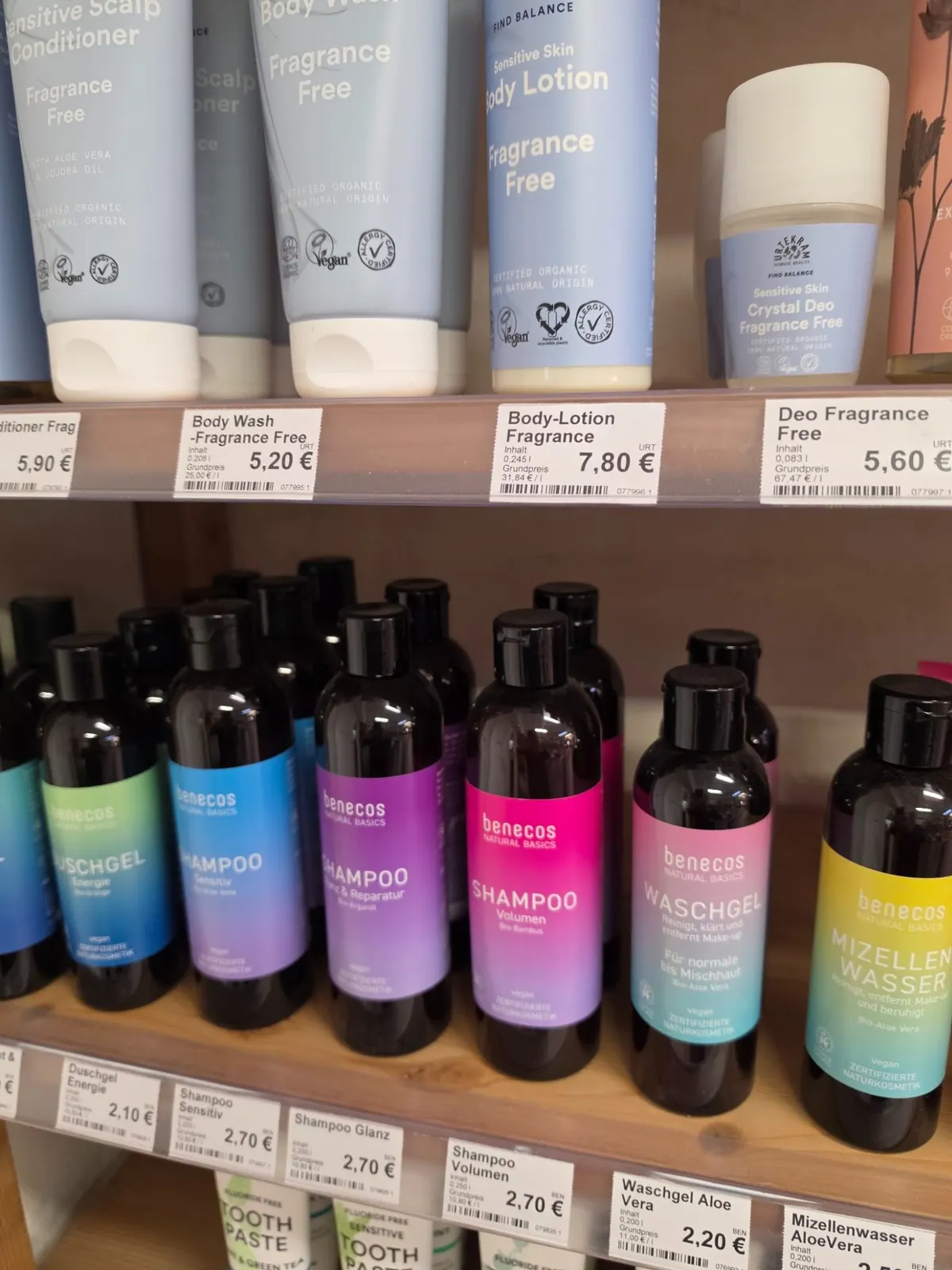 Naturkosmetik mit bunten Pflegeprodukten in unserem Regal