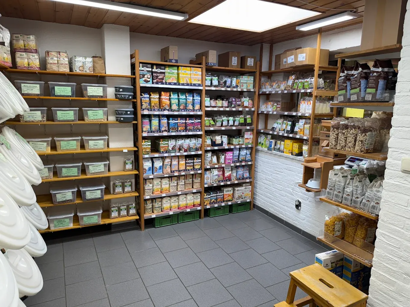Blick auf unsere Regale und Abfüllbehälter