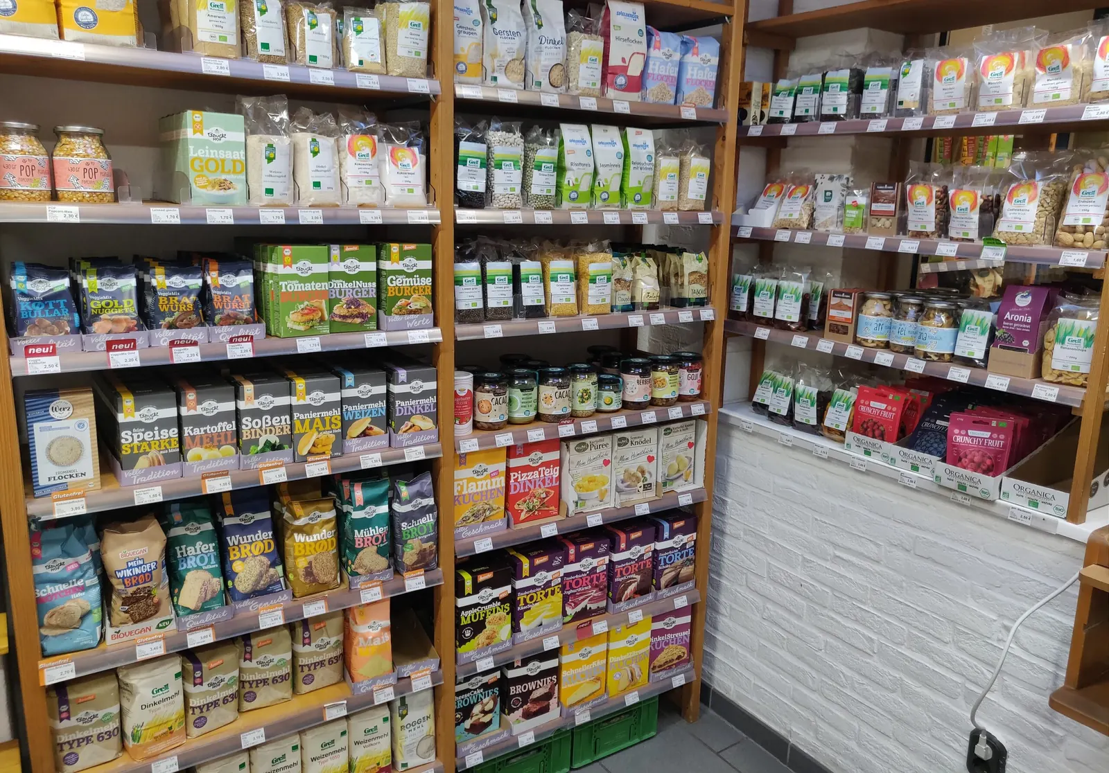Lebensmittelregale bei Der BioHof